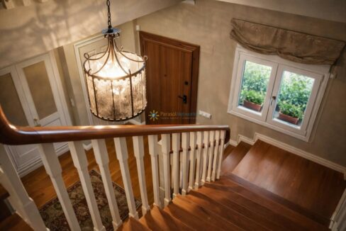 Escalera de madera y lámpara elegante