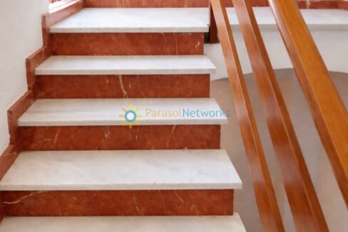 Escalera de mármol con detalles madera