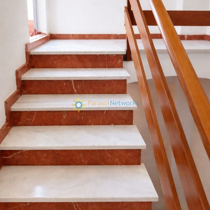Escalera de mármol con detalles madera