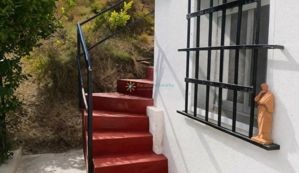 Escalera de piedra con estatua exterior