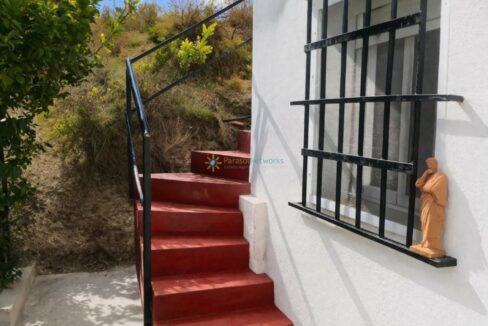 Escalera de piedra con estatua exterior