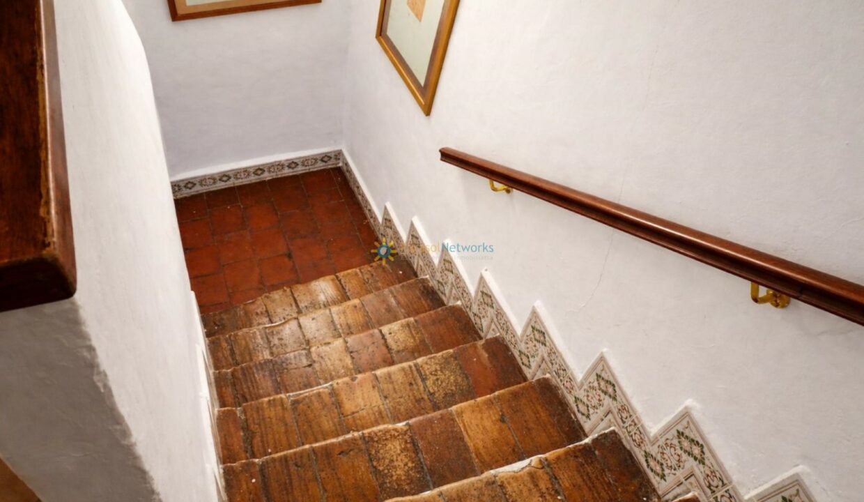 Escalera de terracota rústica