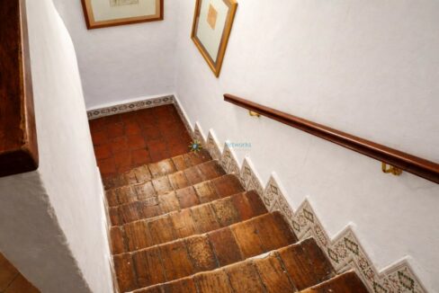 Escalera de terracota rústica