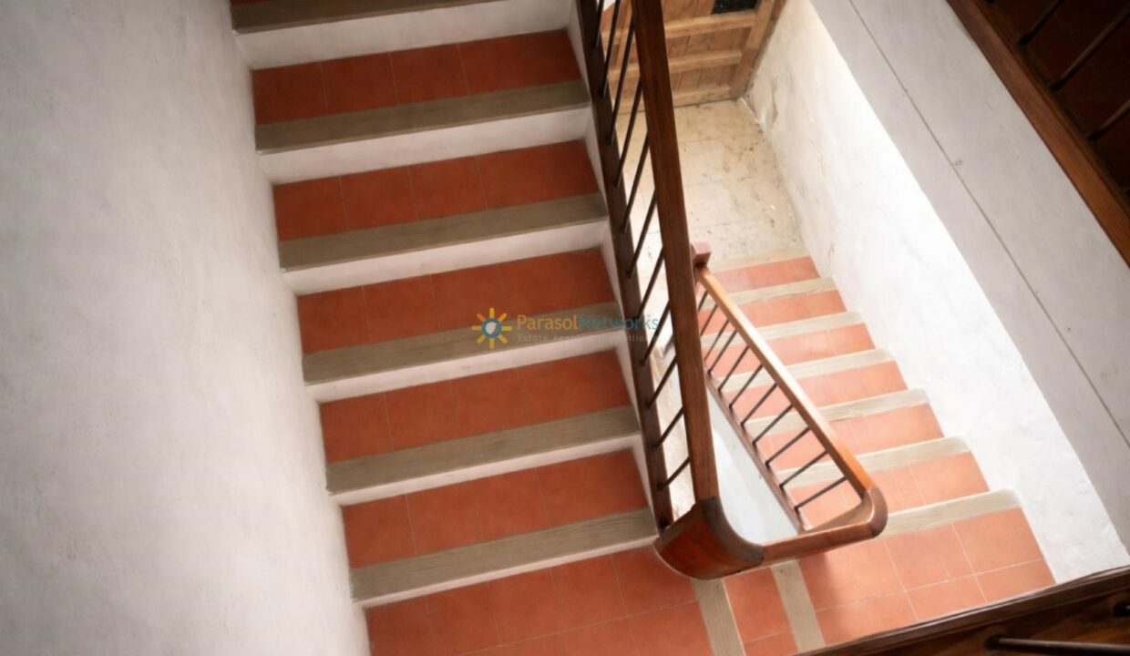 Escalera de terracota y madera (1)