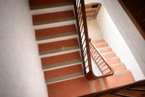 Escalera de terracota y madera (1)