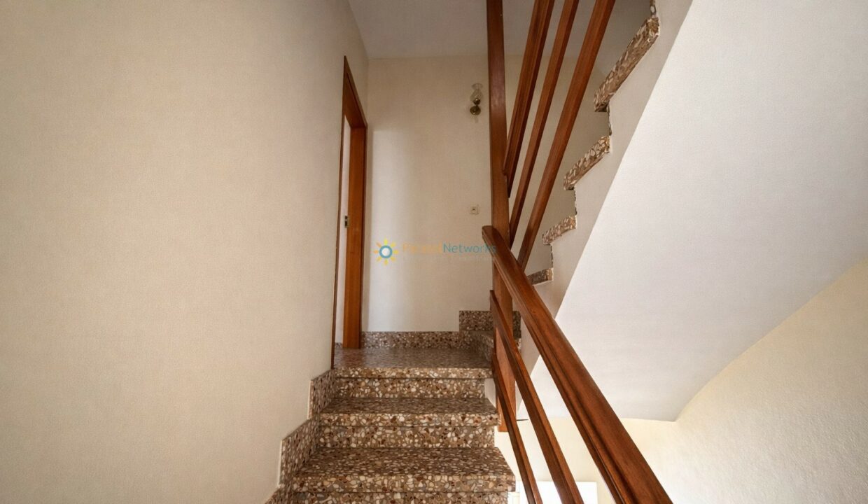 Escalera de terrazzo con barandilla de madera