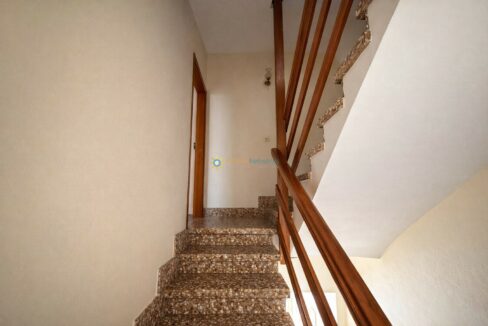 Escalera de terrazzo con barandilla de madera