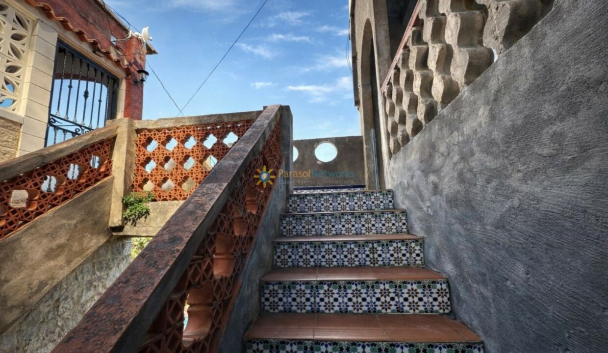 Escalera decorada en un día soleado