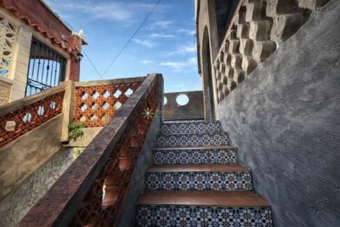 Escalera decorada en un día soleado