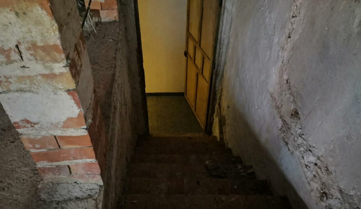 Escalera deteriorada hacia la oscuridad