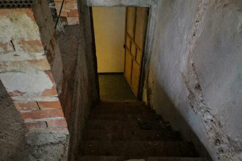 Escalera deteriorada hacia la oscuridad