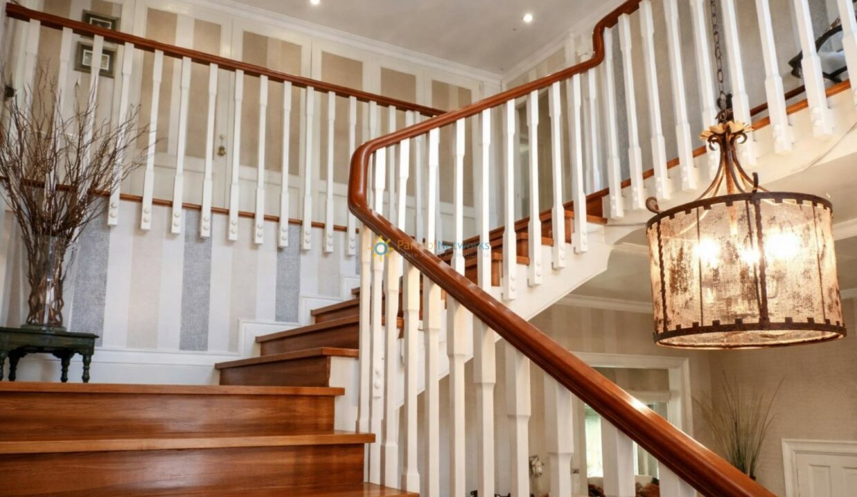 Escalera elegante con detalles refinados