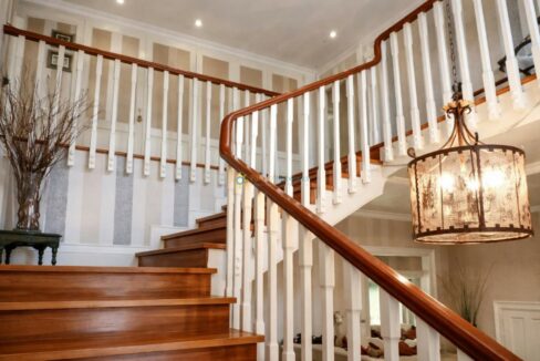 Escalera elegante con detalles refinados