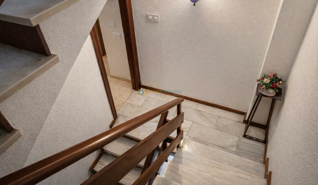 Escalera elegante con ramo floral