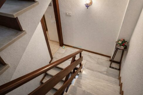 Escalera elegante con ramo floral