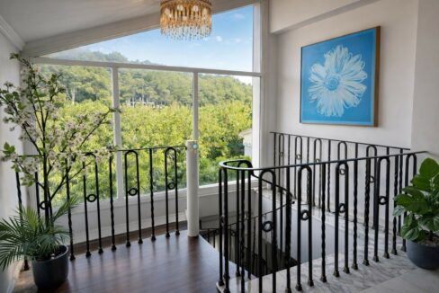 Escalera elegante con vistas verdes