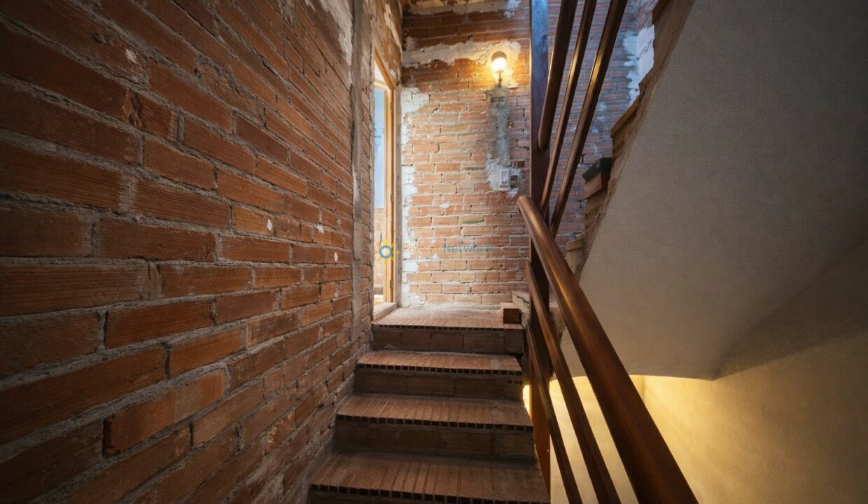 Escalera en reforma con luz cálida