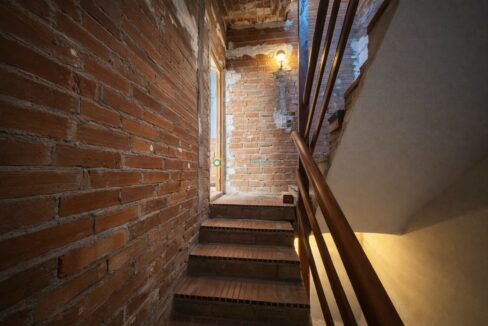 Escalera en reforma con luz cálida