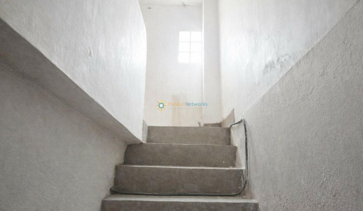 Escalera en un edificio en obras