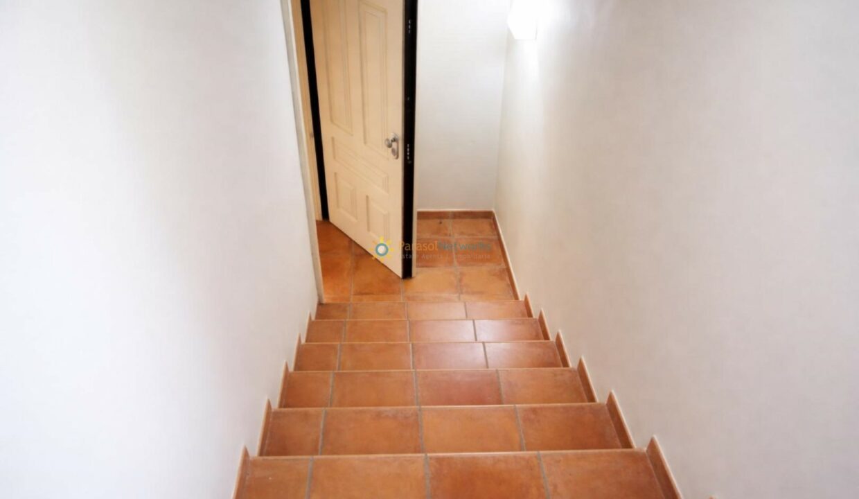 Escalera hacia una puerta entreabierta(2)