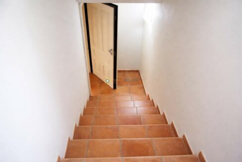 Escalera hacia una puerta entreabierta(2)