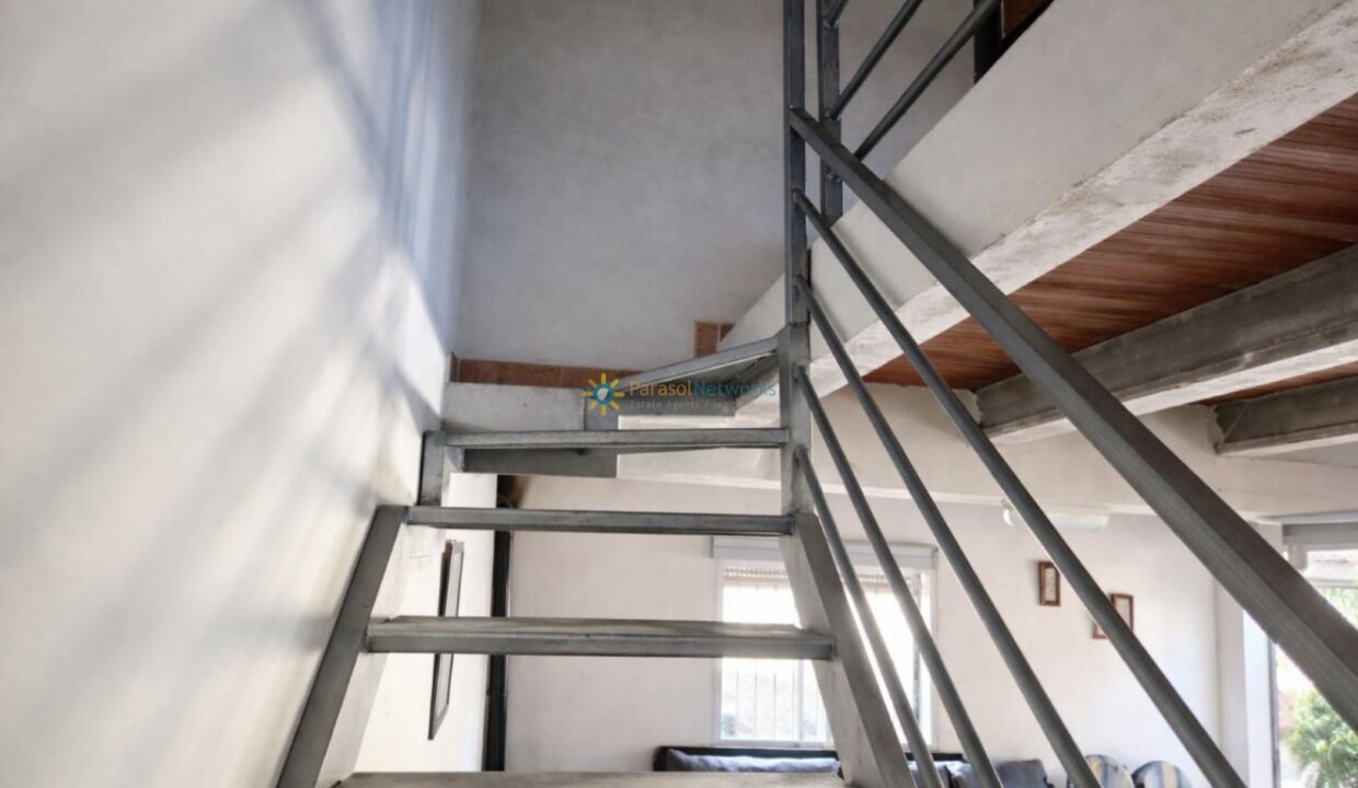 Escalera metálica en un loft industrial