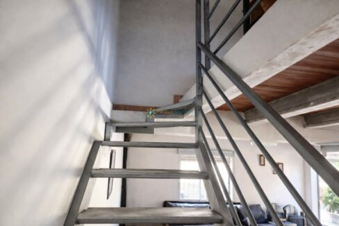 Escalera metálica en un loft industrial