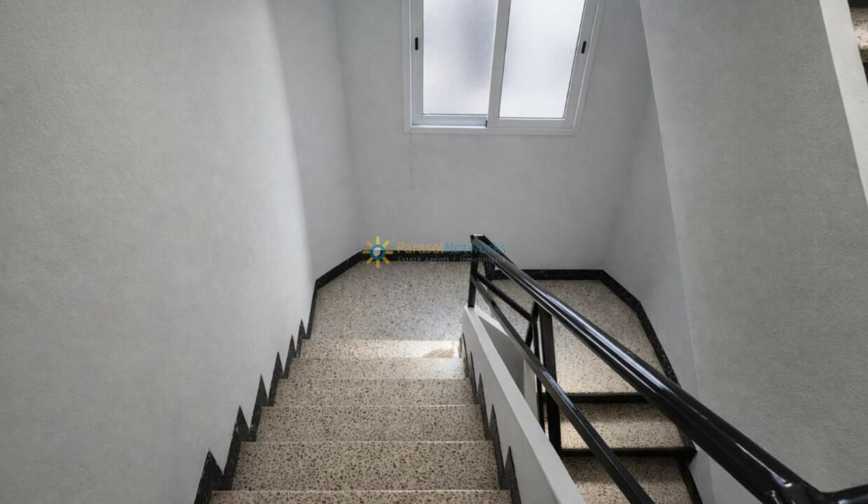 Escalera moderna con detalles terrazzo