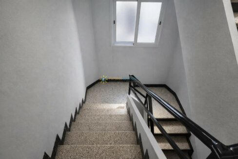 Escalera moderna con detalles terrazzo