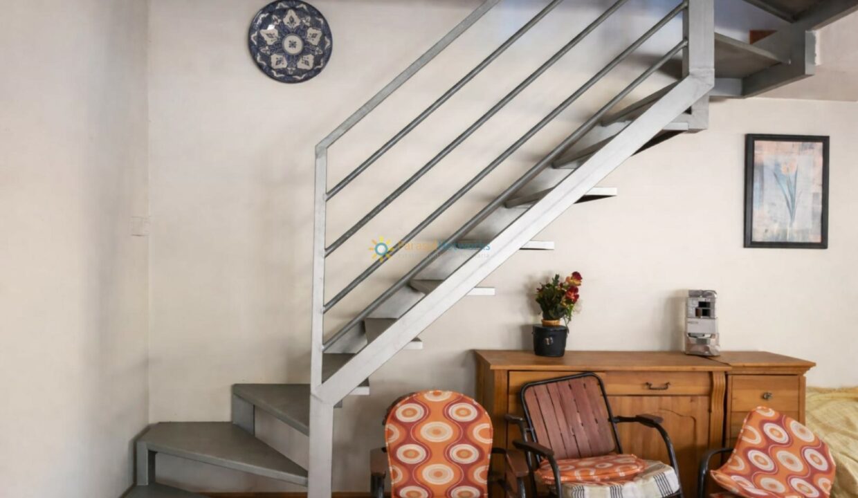 Escalera moderna y aparador de madera