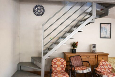 Escalera moderna y aparador de madera