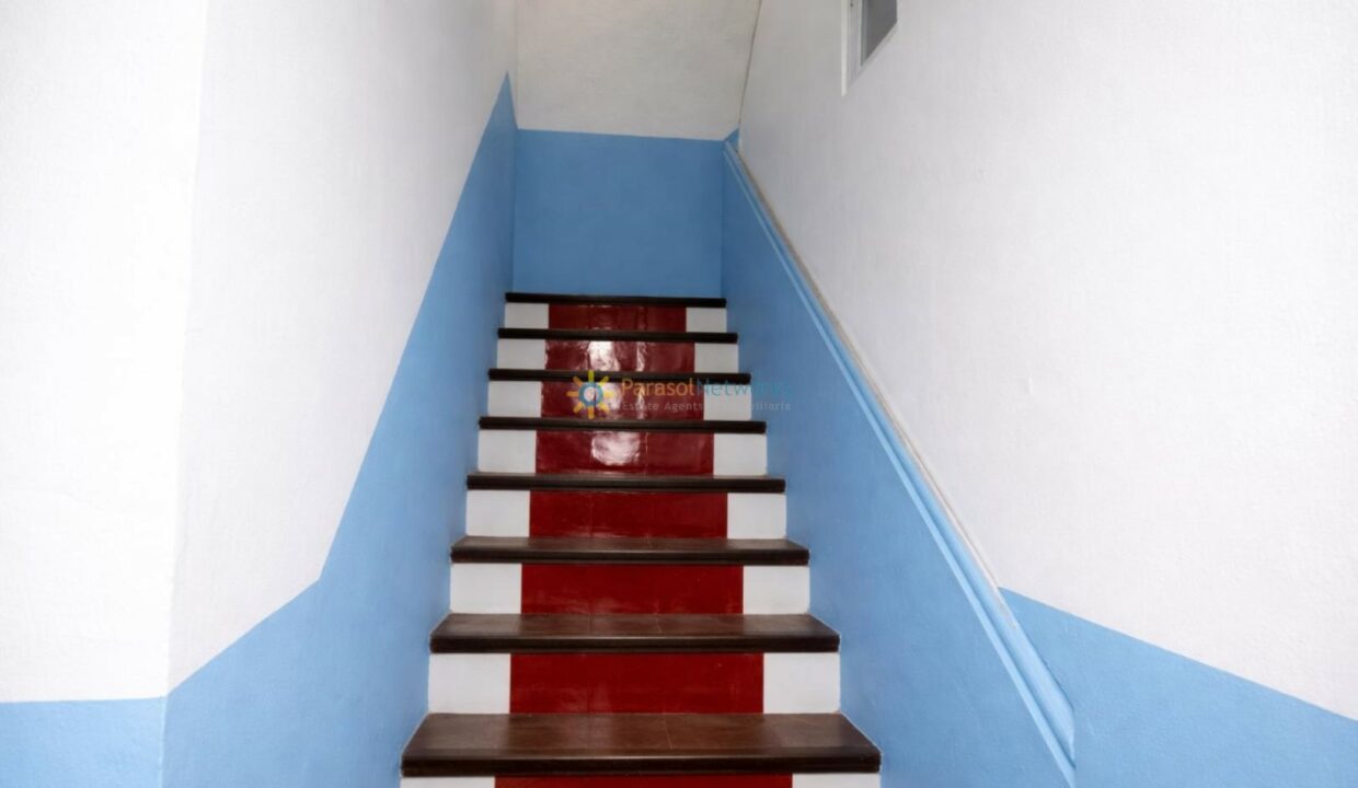 Escalera moderna y elegante en tonos brillantes