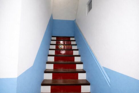 Escalera moderna y elegante en tonos brillantes