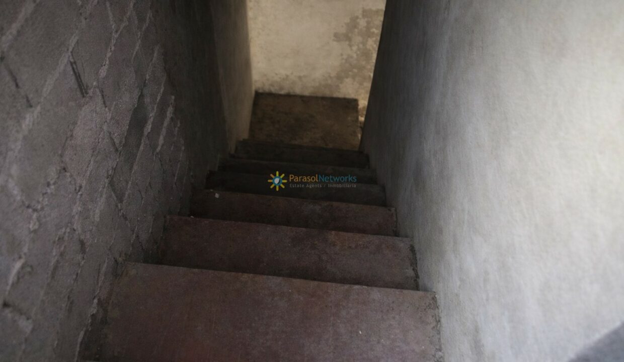 Escalera oscura en edificio inacabado