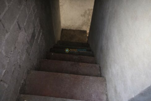 Escalera oscura en edificio inacabado