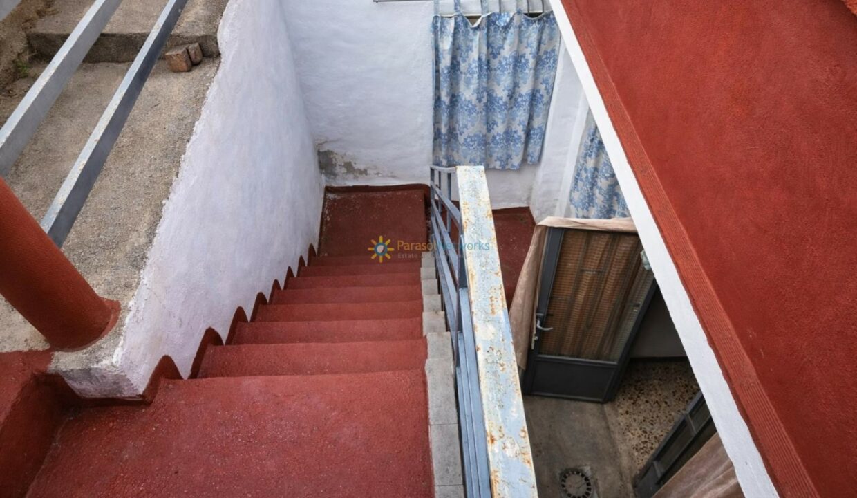 Escalera roja en un patio mediterráneo