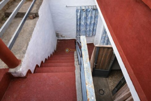 Escalera roja en un patio mediterráneo