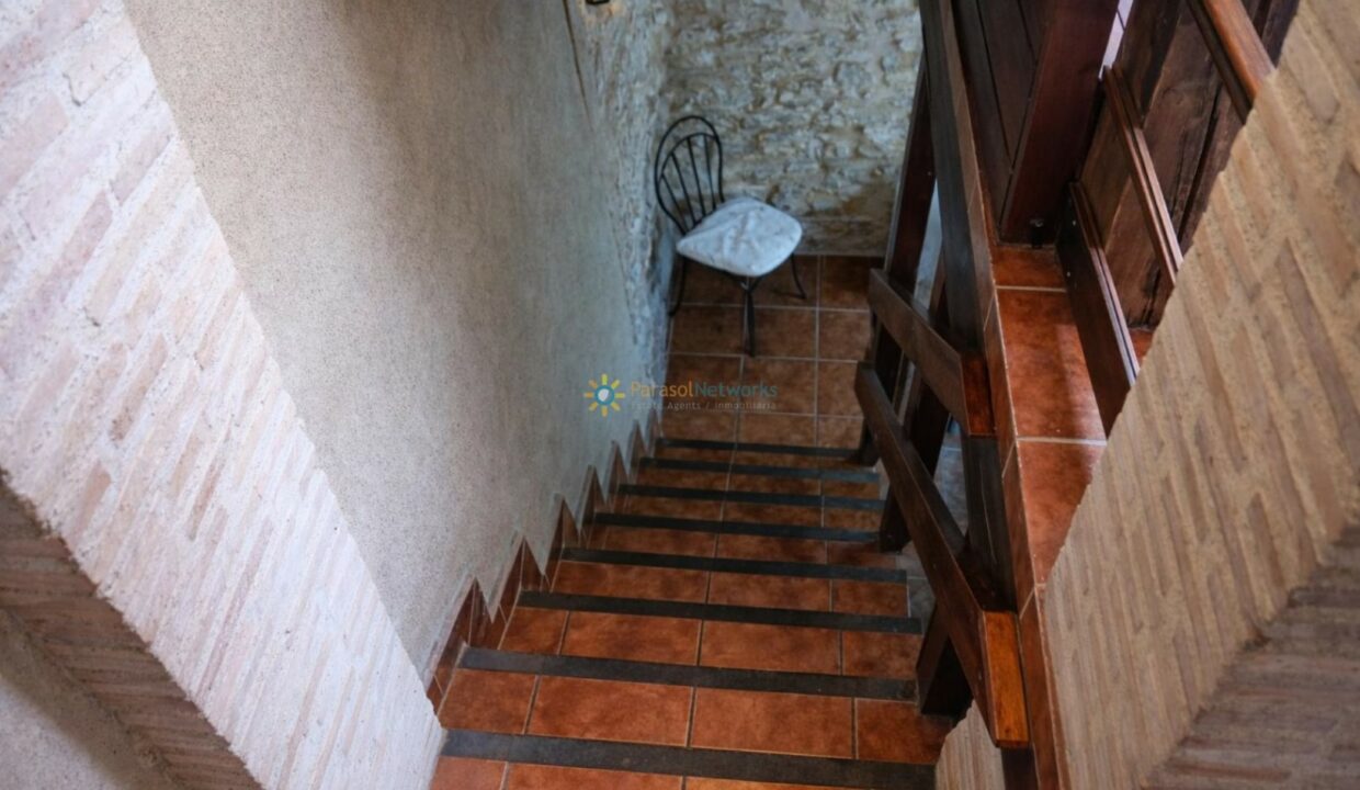 Escalera rústica con detalles vintage