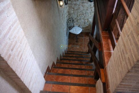 Escalera rústica con detalles vintage