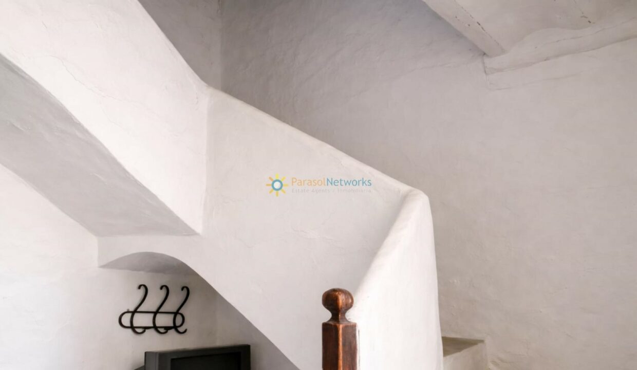 Escalera rústica de pared blanca