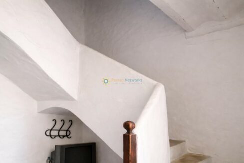 Escalera rústica de pared blanca