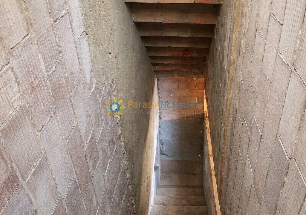 Escalera sin terminar en ladrillos