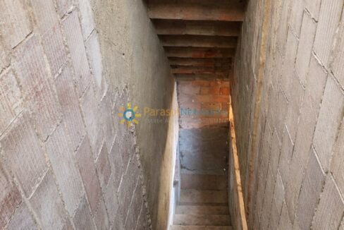 Escalera sin terminar en ladrillos