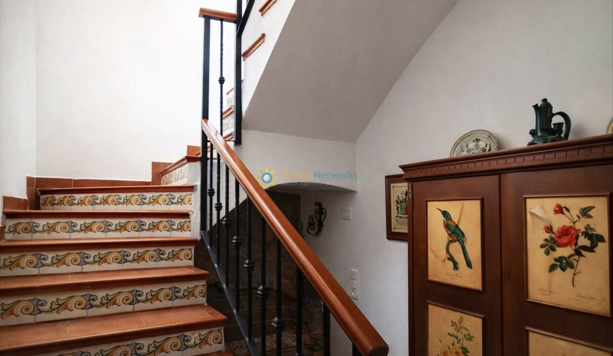 Escalera tradicional con azulejos decorativos