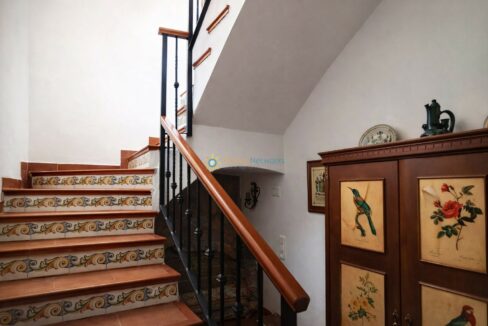 Escalera tradicional con azulejos decorativos