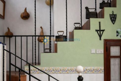 Escalera tradicional con detalles decorativos