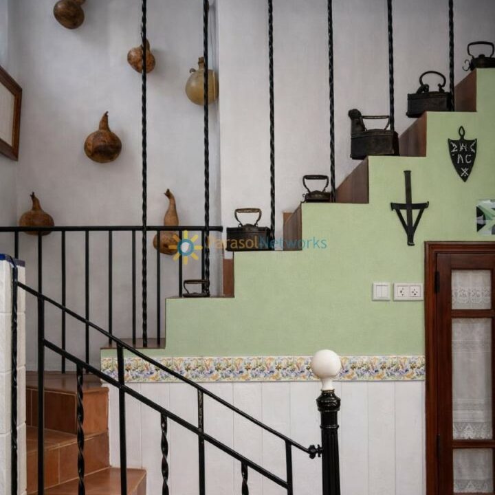 Escalera tradicional con detalles decorativos