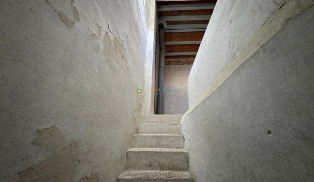 Escalera vieja en un espacio industrial