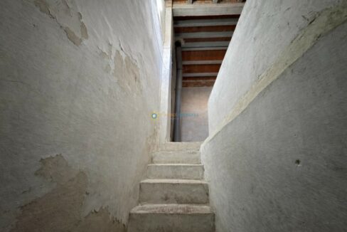 Escalera vieja en un espacio industrial