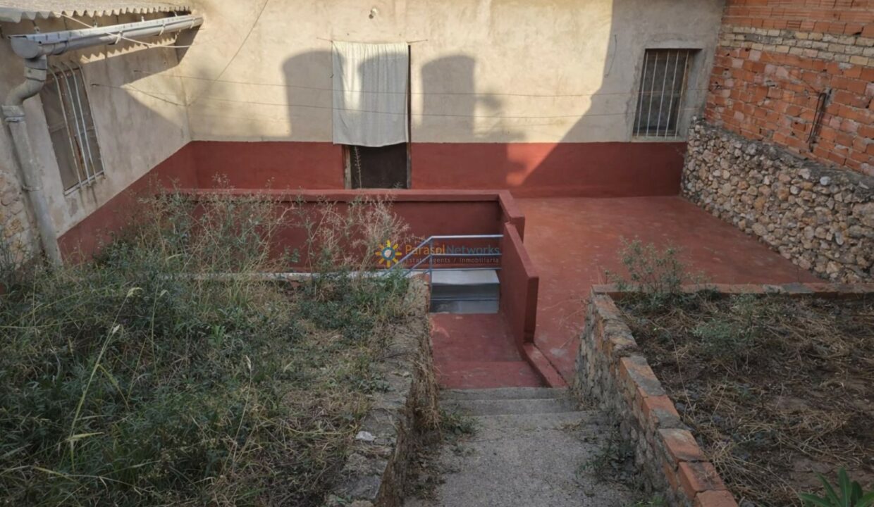 Escalones envejecidos en patio rojo